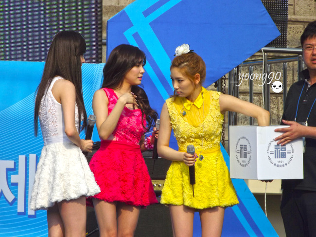 [PIC][25-05-2013]TaeTiSeo biểu diễn tại "Kyungbok Alumni Festival" ở trường THPT Kyungbok vào chiều nay - Page 9 0234414451E0CB93165D53