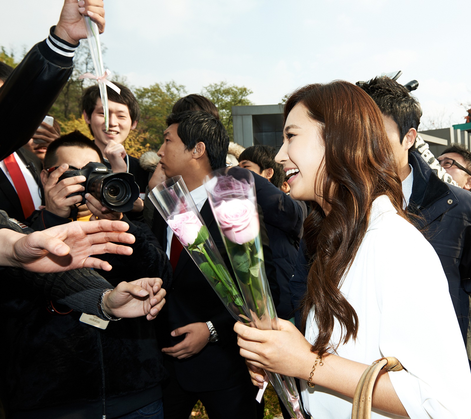 [PIC][07-11-2012]Yuri xuất hiện tại sự kiện "Mamonde Flower Delivery" vào chiều nay 0325E048509AFEB30F7532