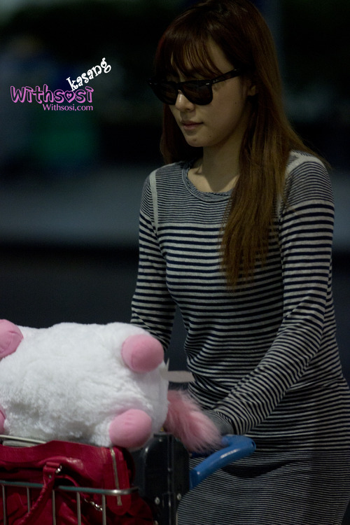 [PIC][08-09-2012]Tiffany trở về Hàn Quốc vào sáng nay 144AC14B504C5E5A247EE4