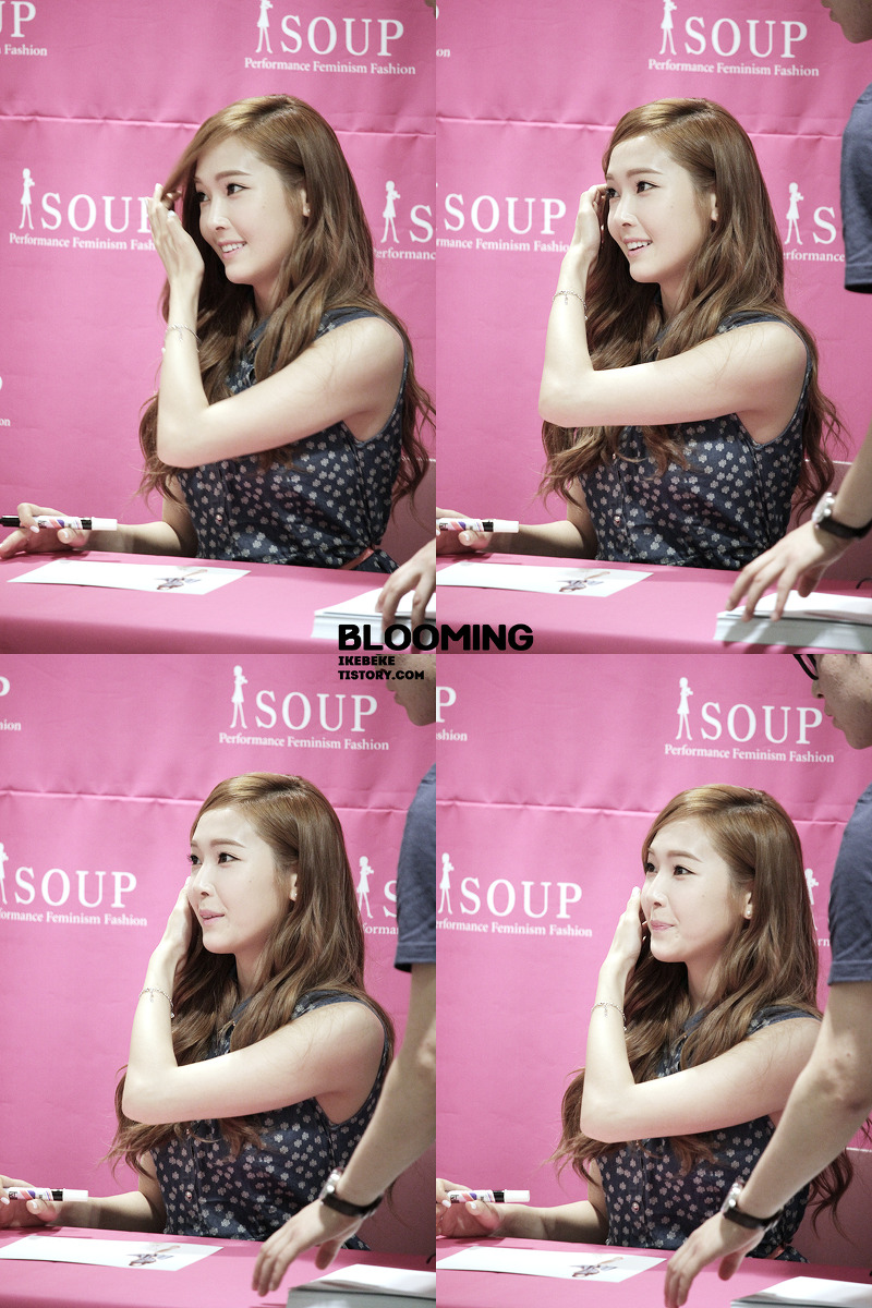 [PIC][14-06-2014]Jessica tham dự buổi fansign lần 2 cho thương hiệu "SOUP" vào trưa nay 2260D550539D24F304C082