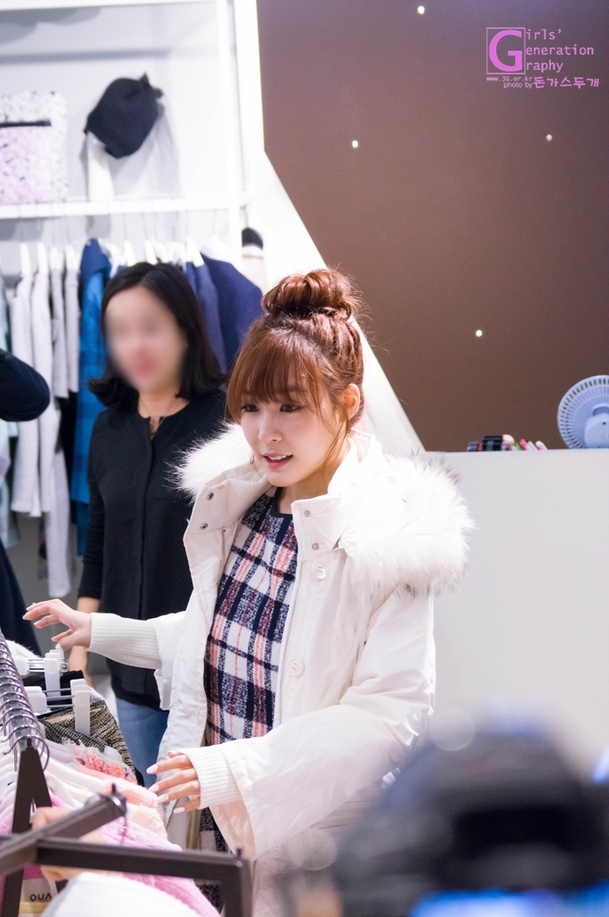 [PIC][28-11-2013]Tiffany ghé thăm cửa hàng "QUA" ở Hyundai Department Store vào trưa nay - Page 2 22624445529756220A9325