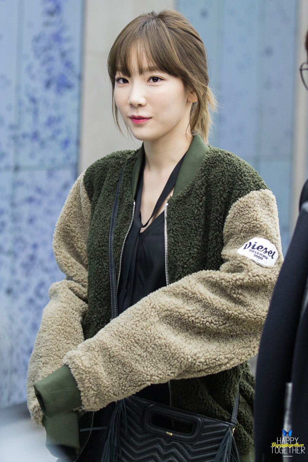 [PIC][18-11-2016]TaeYeon khởi hành đi Busan để tham dự buổi Fansign cho thương hiệu "Sword & Magic" vào hôm nay - Page 4 22684843582FE84B26A4B3