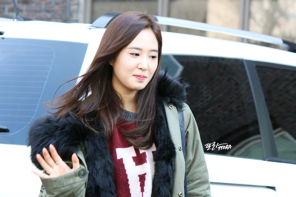 [PIC][27-12-2014]Yuri xuất hiện tại trường ĐH ChungAng để tham dự vở nhạc kịch "Time to Tea" vào hôm nay 2278553F54A5316A07D0A2