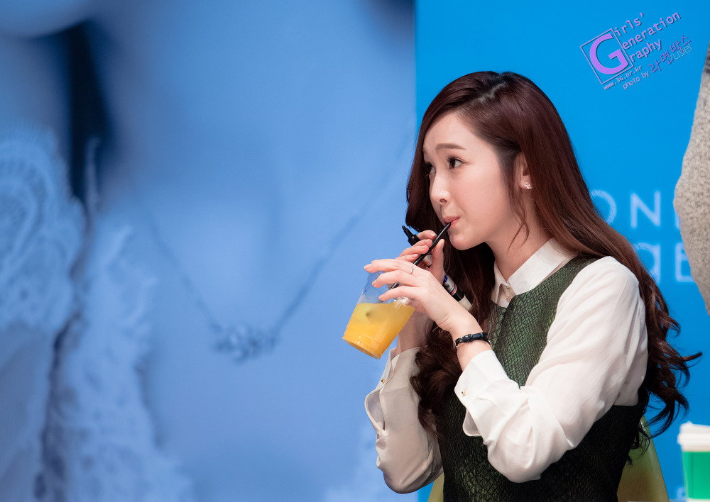 [PIC][01-12-2013]Jessica xuất hiện tại buổi fansign thứ 2 cho thương hiệu "STONEHENgE" vào trưa nay - Page 2 23495548529DFD5D0D15B3