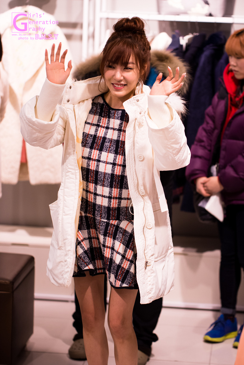 [PIC][28-11-2013]Tiffany ghé thăm cửa hàng "QUA" ở Hyundai Department Store vào trưa nay - Page 2 2422AB345297455114FFD5