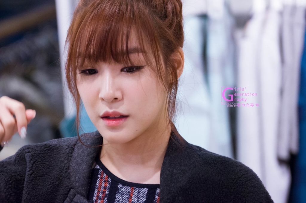 [PIC][28-11-2013]Tiffany ghé thăm cửa hàng "QUA" ở Hyundai Department Store vào trưa nay - Page 2 253A40455297567F1EEC62