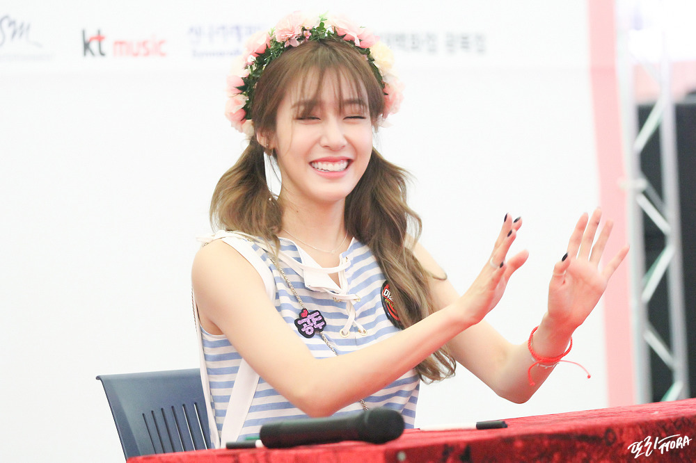 [PIC][06-06-2016]Tiffany tham dự buổi Fansign cho "I Just Wanna Dance" tại Busan vào chiều nay - Page 5 257DB44757C5576E29D587
