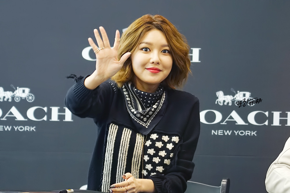  [PIC][27-11-2015]SooYoung tham dự buổi Fansign cho thương hiệu "COACH" tại Lotte Department Store Busan vào trưa nay 2718B23756754F8D294390