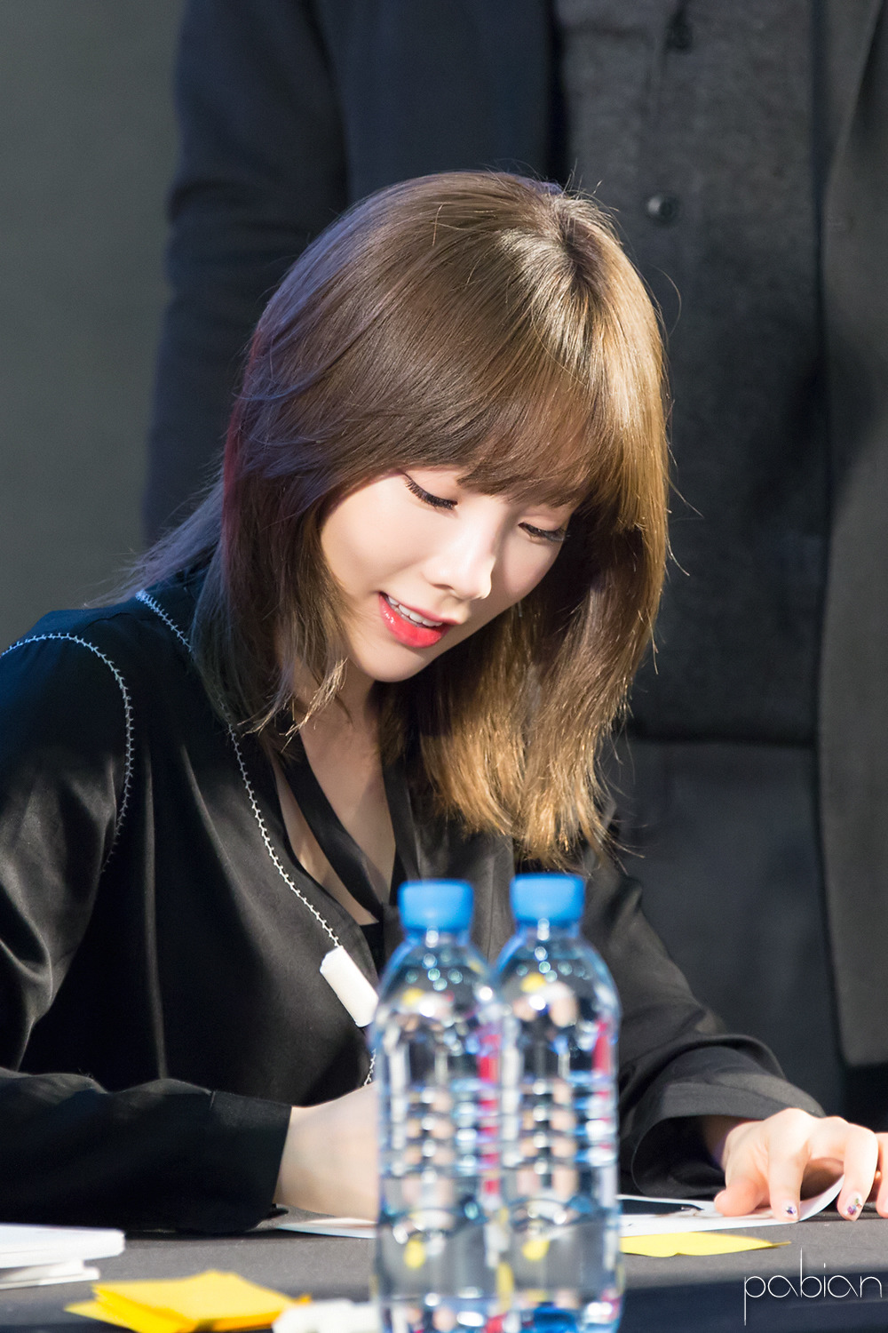 [PIC][18-11-2016]TaeYeon khởi hành đi Busan để tham dự buổi Fansign cho thương hiệu "Sword & Magic" vào hôm nay - Page 3 2724F34C582ED5FD2A9E7A