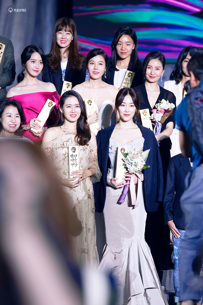 [PIC][03-05-2017]YoonA tham dự "53rd Baeksang Arts Awards" vào chiều nay + Giành "Most Popular Actress or Star Century Popularity Award (in Film)" - Page 3 2768B043590B90BD096B21