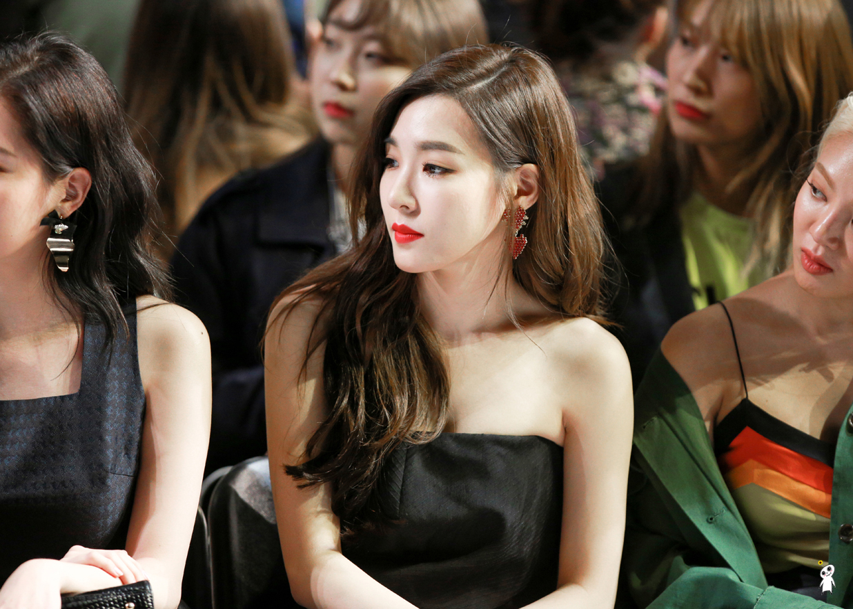 [PIC][29-03-2017]Tiffany - HyoYeon và SeoHyun tham dự sự kiện ra mắt BST Thu - Đông của thương hiệu "PUSHBUTTON" trong khuôn khổ "2017 S/S HERA Seoul Fashion Week" vào chiều nay - Page 5 21680A49590AFEC903233E