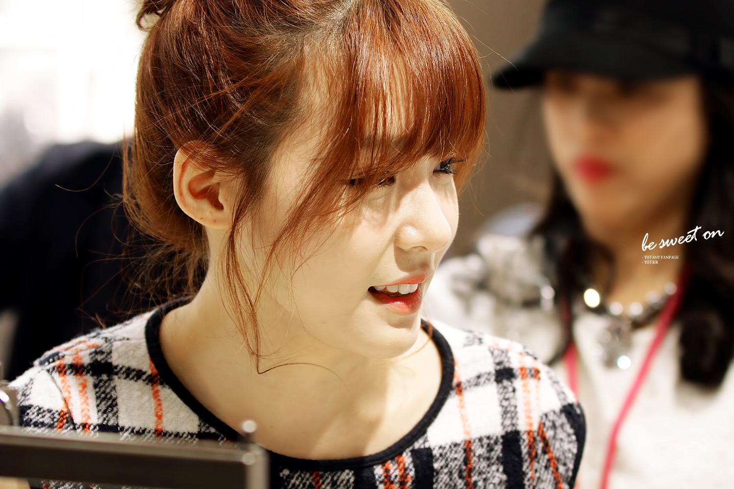 [PIC][28-11-2013]Tiffany ghé thăm cửa hàng "QUA" ở Hyundai Department Store vào trưa nay - Page 3 2410F746529C93D226AB62