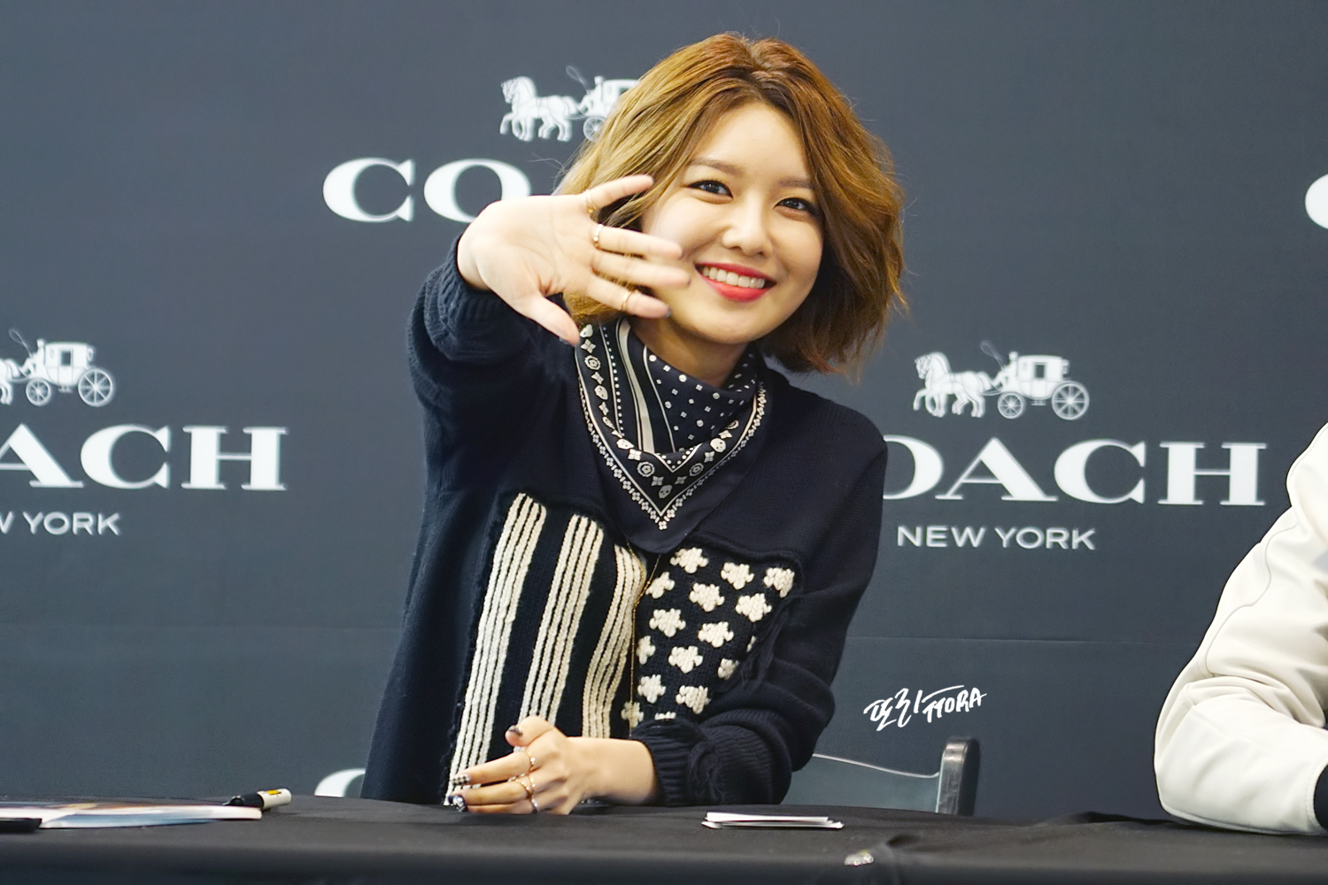  [PIC][27-11-2015]SooYoung tham dự buổi Fansign cho thương hiệu "COACH" tại Lotte Department Store Busan vào trưa nay 242887405659C8F42F085C