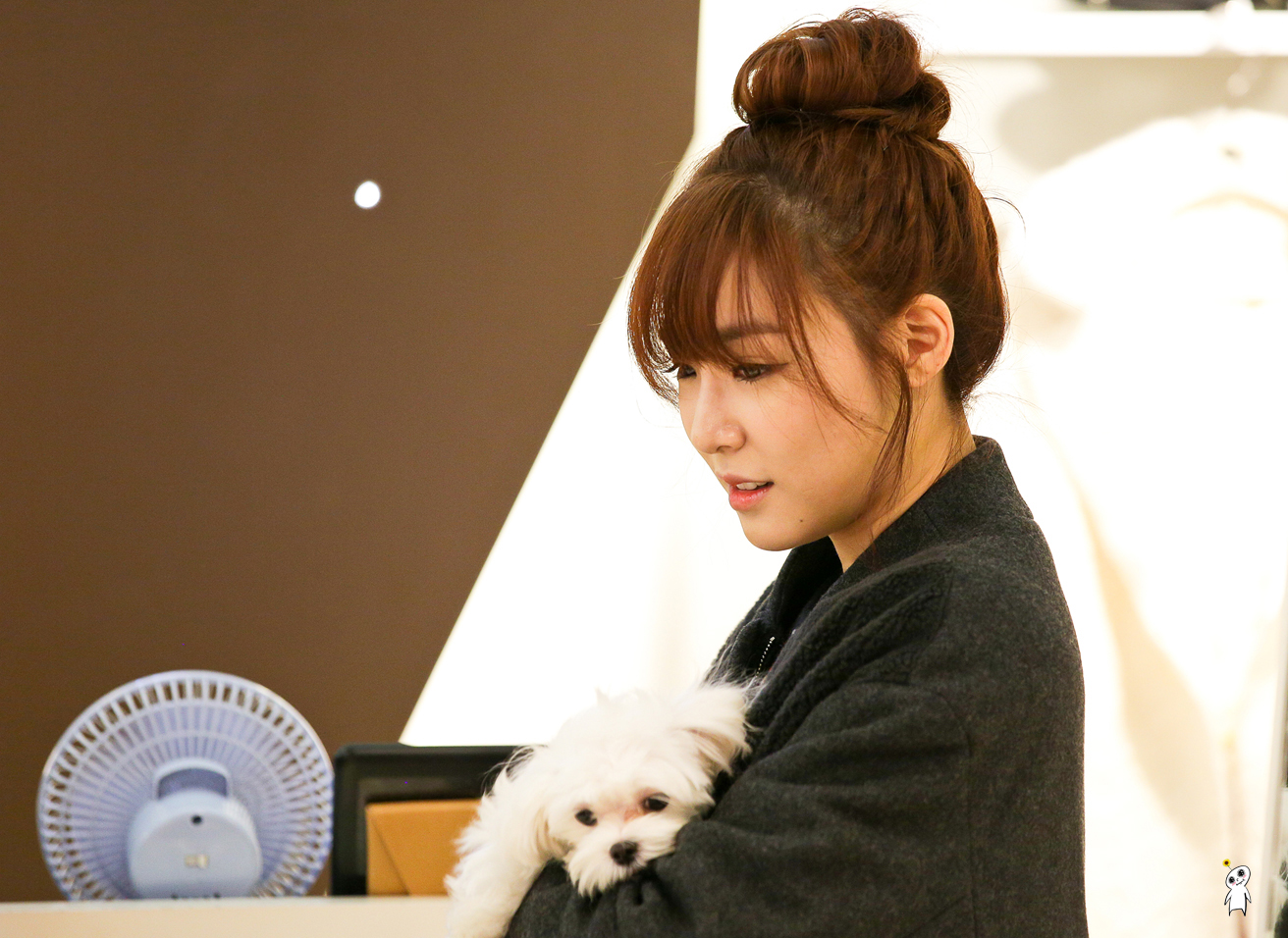 [PIC][28-11-2013]Tiffany ghé thăm cửa hàng "QUA" ở Hyundai Department Store vào trưa nay - Page 3 244D8D4052980CB8336C97